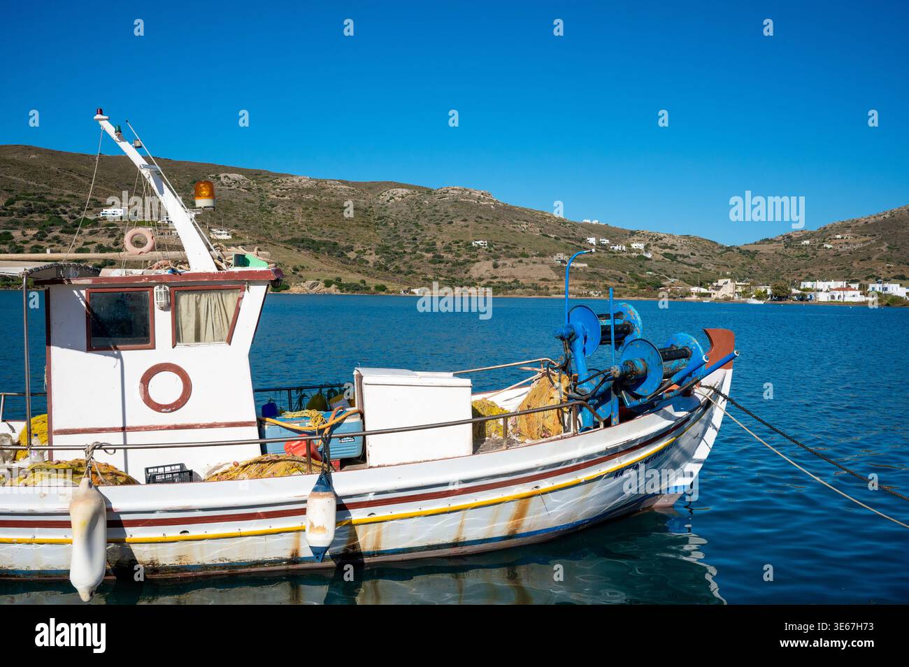 Barche da pesca ancorate nel porto di Gavrion, nell'isola di Andros, Cicladi, Grecia Foto Stock