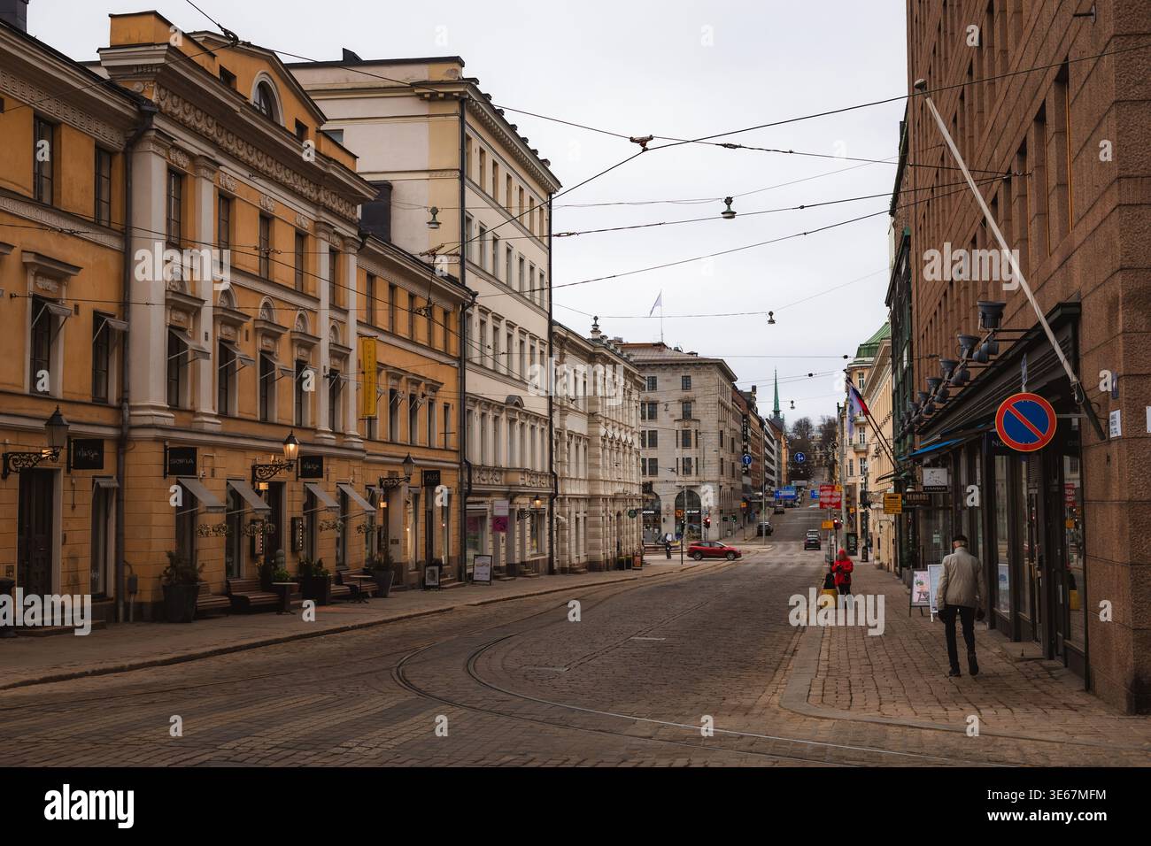Helsinki, Finlandia. Il centro di Helsinki, circondato da pedoni e da diverse architetture. Ci sono nuvole nel cielo e luce soffusa della sera Foto Stock