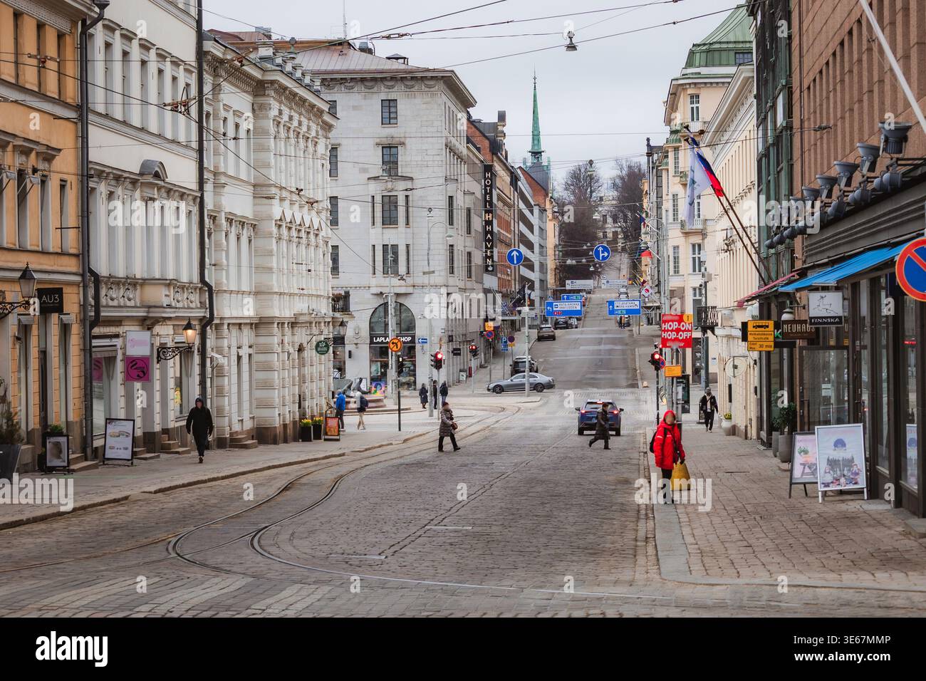 Helsinki, Finlandia. Il centro di Helsinki, circondato da pedoni e da diverse architetture. Ci sono nuvole nel cielo e luce soffusa della sera Foto Stock