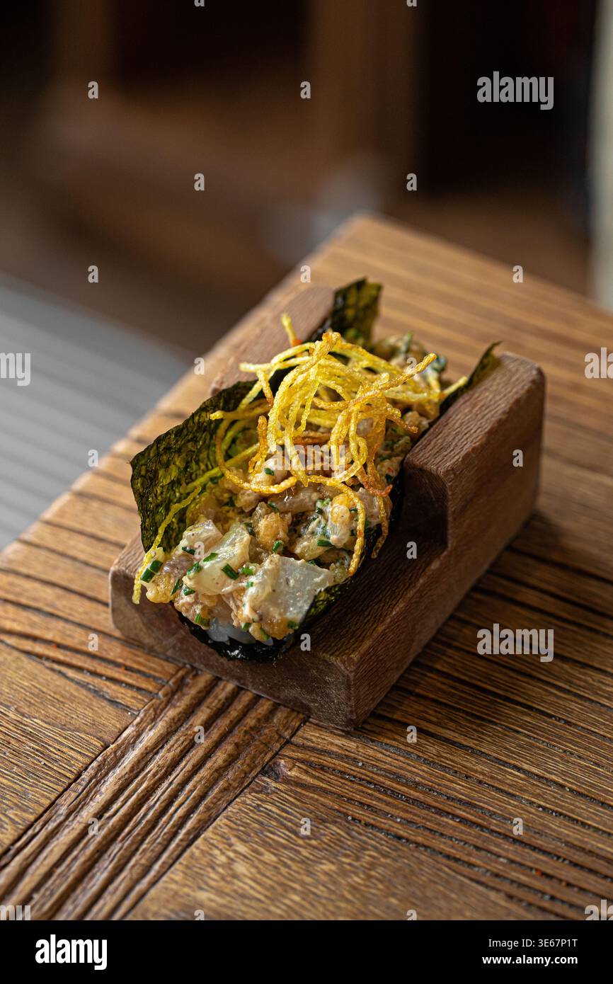 Aprire il sushi roll con pesce bianco e salsa Foto Stock