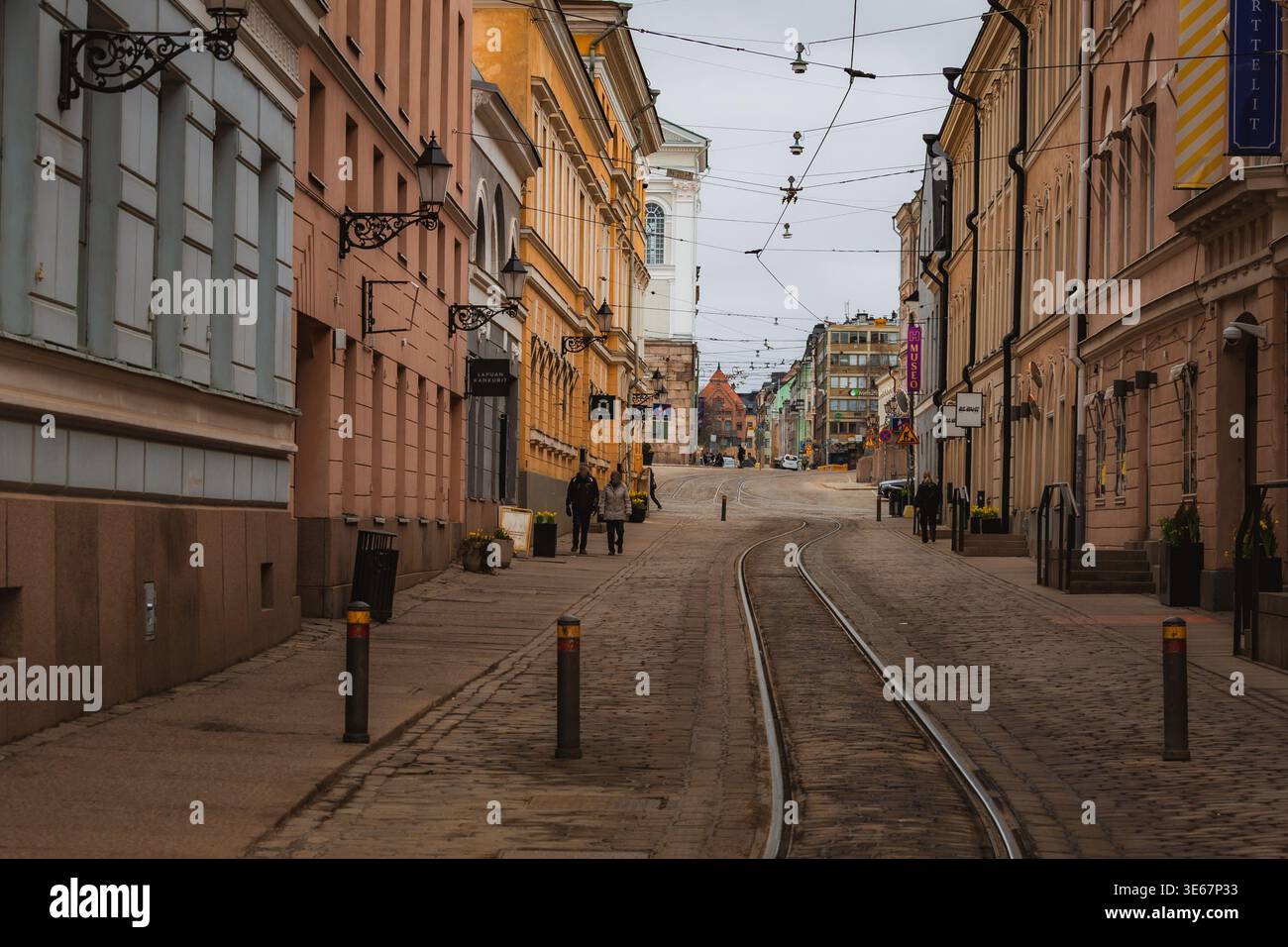 Helsinki, Finlandia. Il centro di Helsinki, circondato da pedoni e da diverse architetture. Ci sono nuvole nel cielo e luce soffusa della sera. Foto Stock