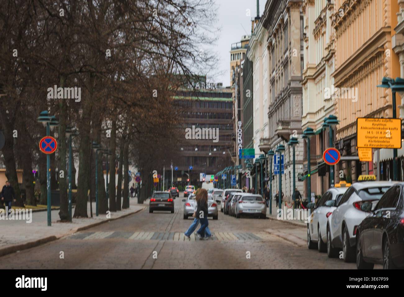 Helsinki, Finlandia. Il centro di Helsinki, circondato da pedoni e da diverse architetture. Ci sono nuvole nel cielo e luce soffusa della sera. Foto Stock