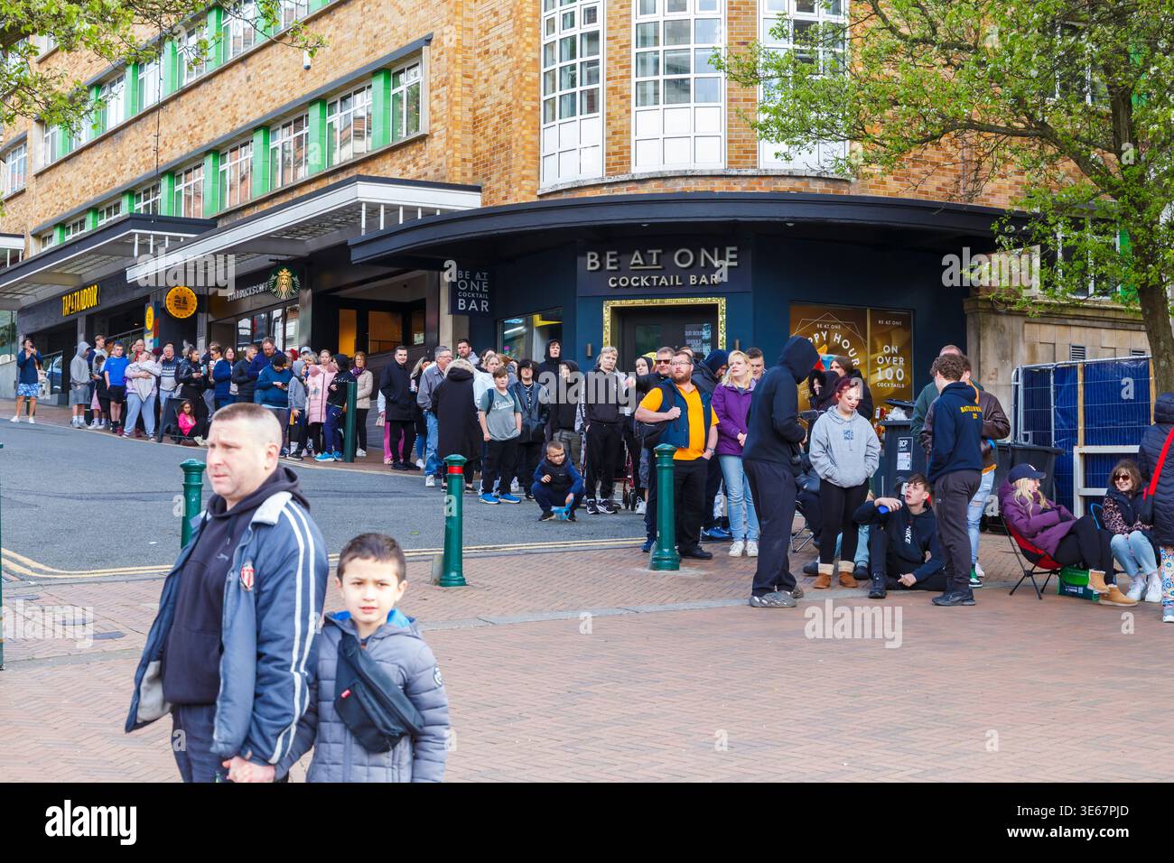 Bournemouth, Dorset, Regno Unito. 5 aprile 2026. Viral TikTok Star Sensation Ben Newman, alias Spudman, visita Bournemouth la domenica di Pasqua per la gioia dei fan. Il famoso professionista della patata su Internet, con oltre 4 milioni di seguiti su TikTok, è a Bournemouth con David Moseley, l'uomo locale dietro Smokey Mose Hot Potato, che serve patate da giacca caricate ai fan in attesa di ottenere le loro patate fritte. Si formano grandi code con Charlie che è il primo in coda ad aspettare dalle 4 del mattino. Crediti: Carolyn Jenkins/Alamy Live News Foto Stock