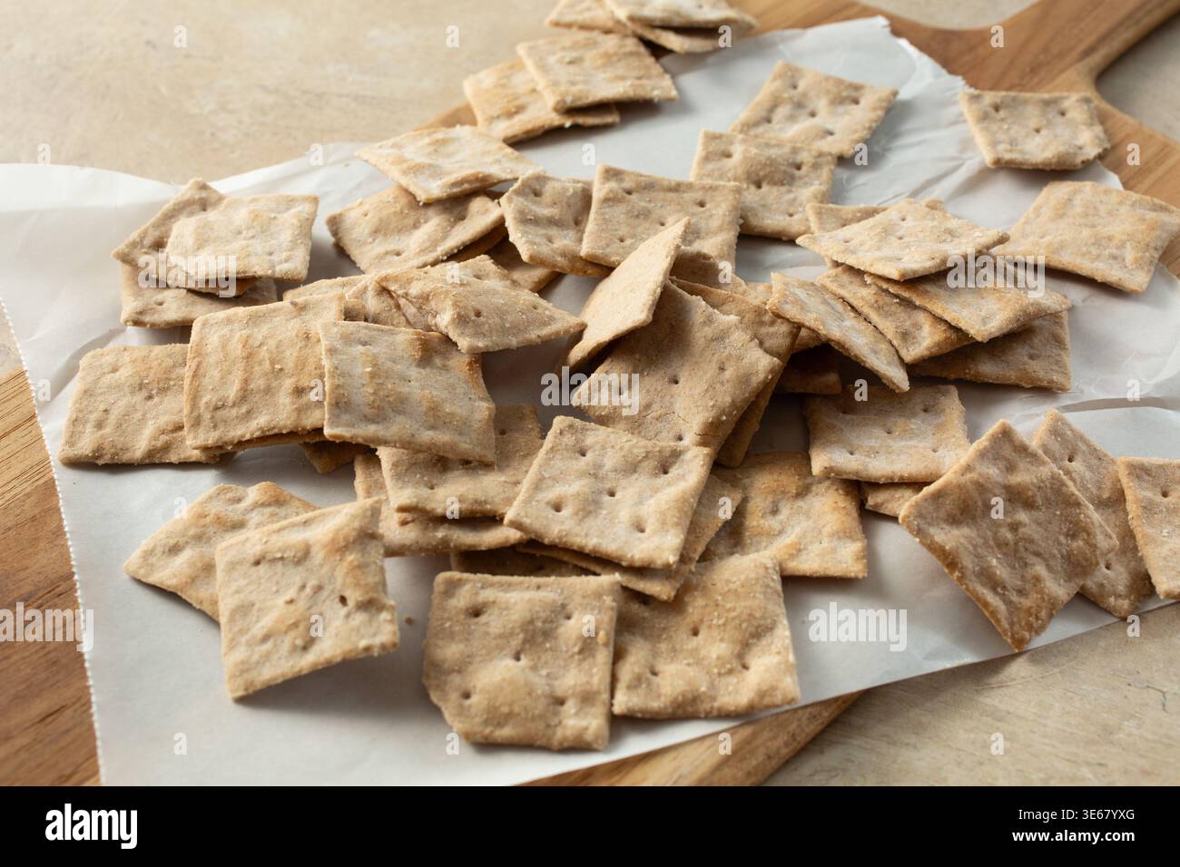 Vista di un mucchio di cracker senza grano. Foto Stock