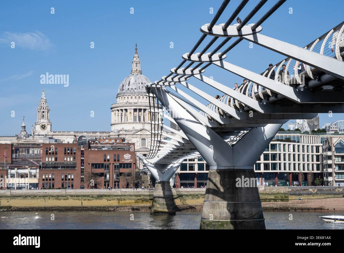 L'iconico ponte a piedi sospeso dal design moderno che attraversa il Tamigi tra Southbank e St Pauls, una location cinematografica del film Harry Potter. (Foto di John Wreford / SOPA Images/Sipa USA) Foto Stock