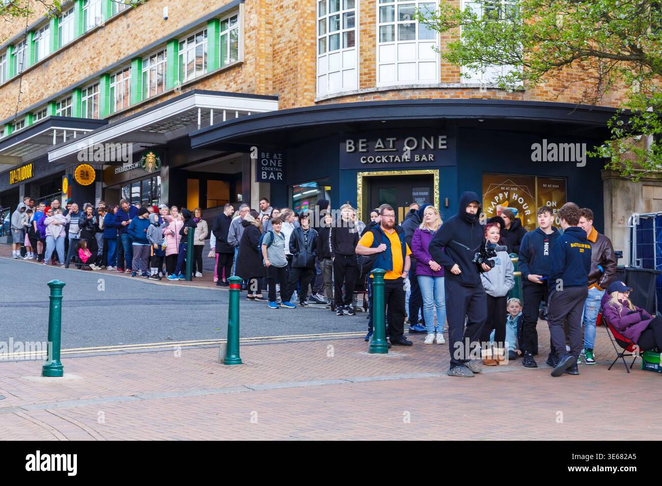 Bournemouth, Dorset, Regno Unito. 5 aprile 2026. Viral TikTok Star Sensation Ben Newman, alias Spudman, visita Bournemouth la domenica di Pasqua per la gioia dei fan. Il famoso professionista della patata su Internet, con oltre 4 milioni di seguiti su TikTok, è a Bournemouth con David Moseley, l'uomo locale dietro Smokey Mose Hot Potato, che serve patate da giacca caricate ai fan in attesa di ottenere le loro patate fritte. Si formano grandi code con Charlie che è il primo in coda ad aspettare dalle 4 del mattino. Crediti: Carolyn Jenkins/Alamy Live News Foto Stock