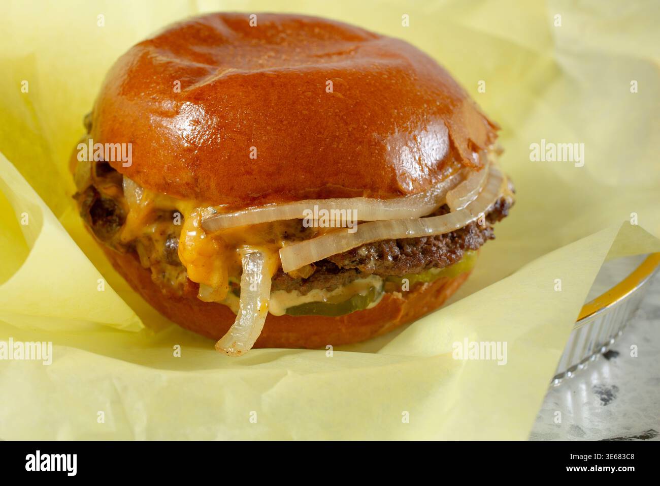 Una vista di un cheeseburger. Foto Stock