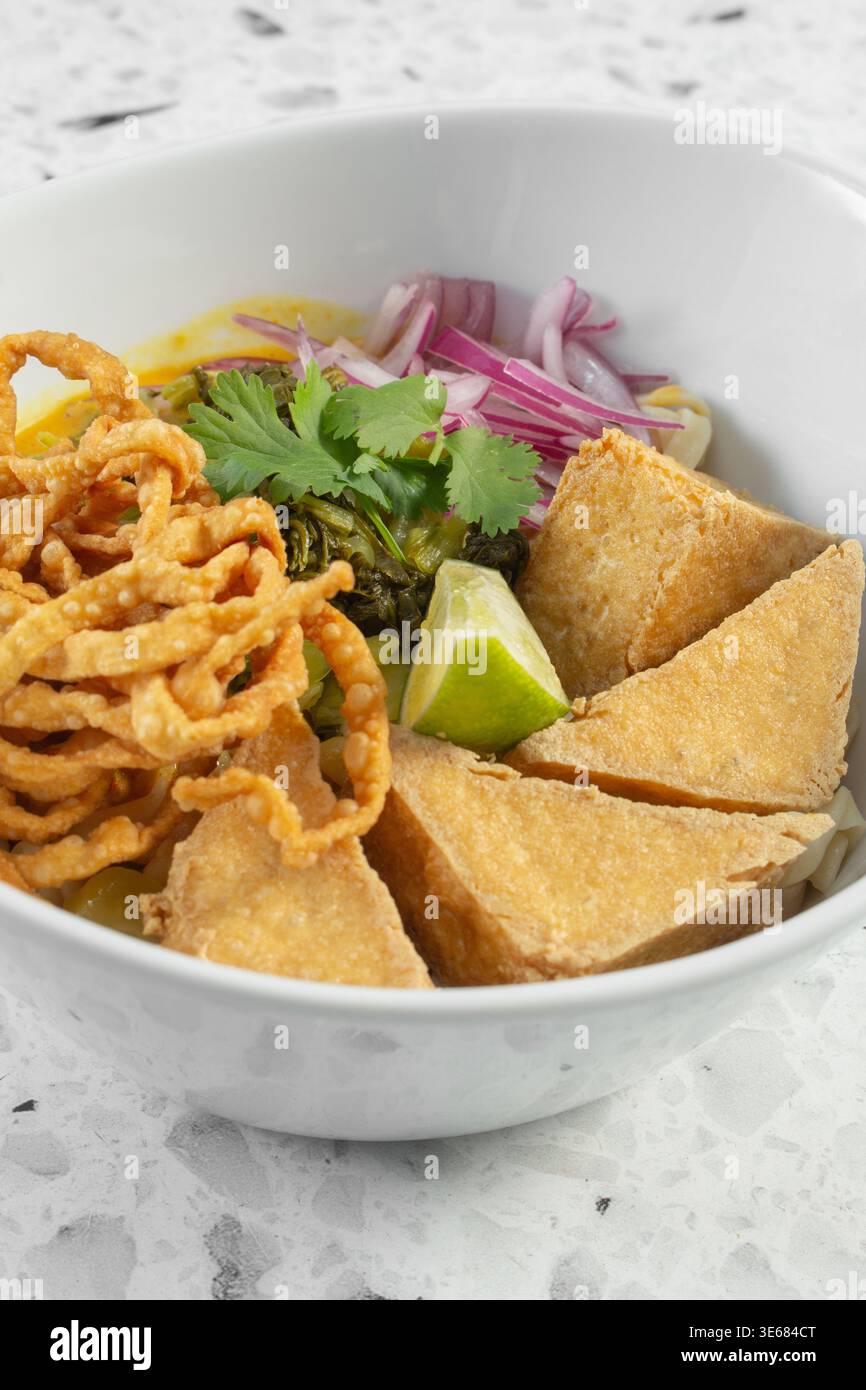 Vista di una ciotola di khao soi tofu. Foto Stock