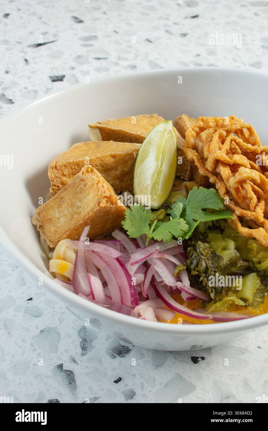 Vista di una ciotola di khao soi tofu. Foto Stock