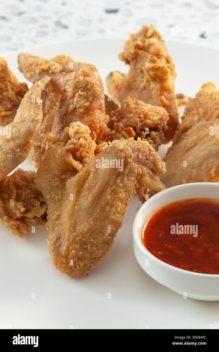 Vista di un piatto di ali di pollo fritte. Foto Stock
