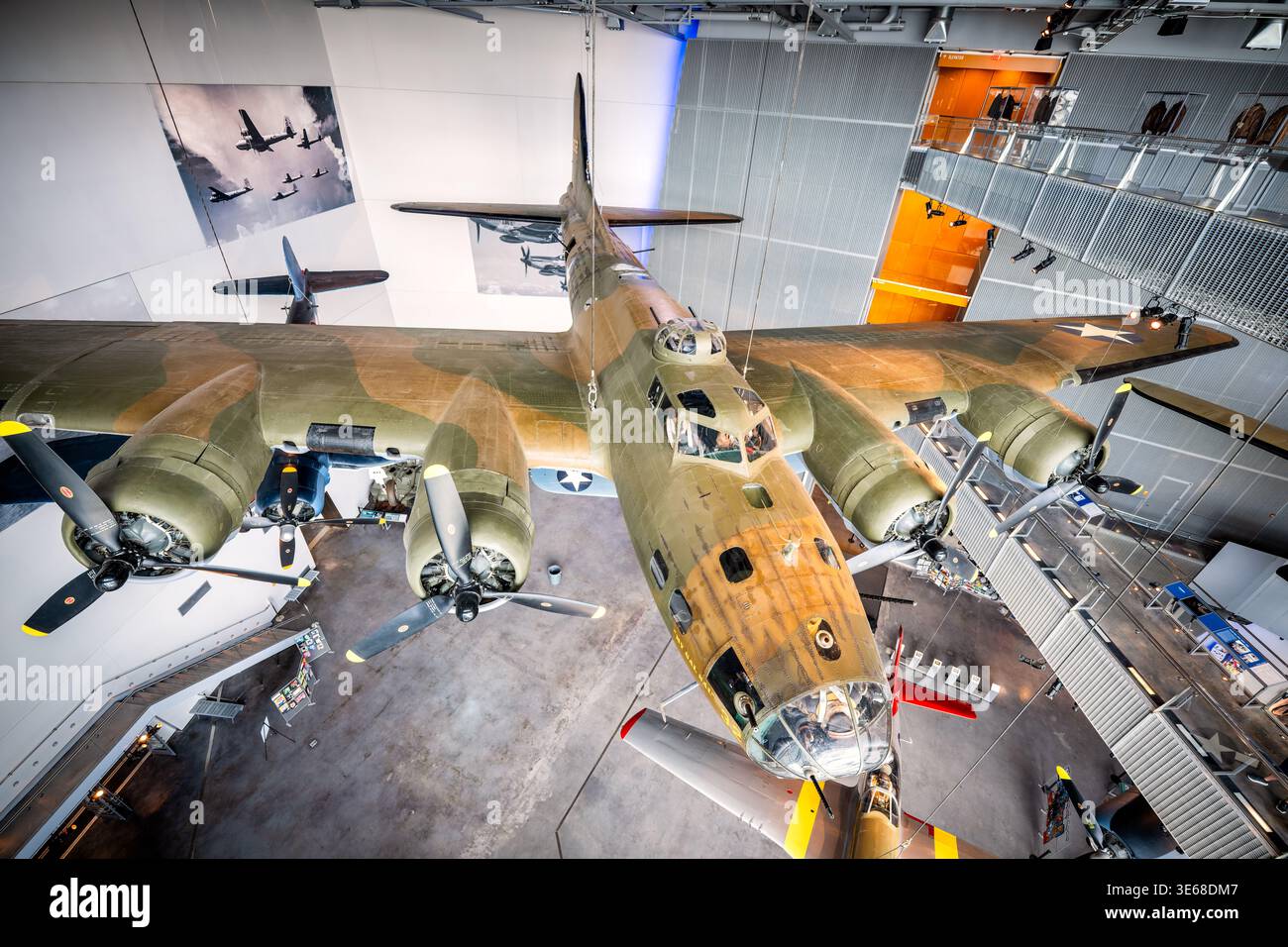 B17E Flying Fortress My Gal Sal Camuffatura sospesa Bombardiere New Orleans Stati Uniti | NEW ORLEANS, Louisiana — Sospeso al soffitto della War Birds Gallery al National WWII Museum, il bombardiere B-17E Flying Fortress restaurato noto come "My Gal Sal" mostra la sua caratteristica mimetizzazione bellica. Prodotto da The Boeing Company, questo specifico aereo ha partecipato ai primi voli di trasporto nel giugno 1942 lungo la pericolosa rotta aerea settentrionale verso l'Inghilterra prima che condizioni meteorologiche avverse costringessero ad un atterraggio di emergenza su una calotta glaciale della Groenlandia. La variante "E" rappresentava una notevole evoluzione aeronautica fo Foto Stock