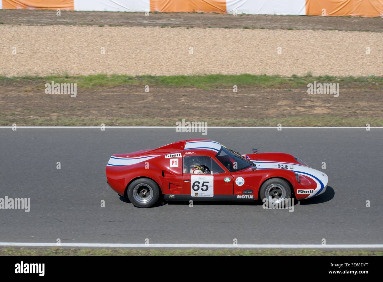 La Chevron B8 #65 corre ad alta velocità sul rettilineo posteriore (recta trasera) sul circuito di Estoril, guidata da D. Roustan in classe P-2L PROT Foto Stock