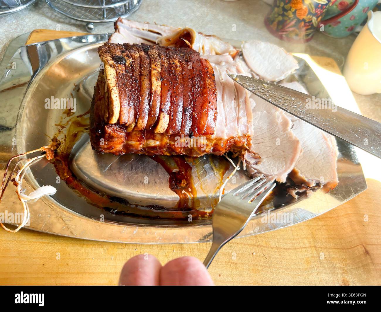 Primo piano di un giunto di maiale arrosto cotto in casa tagliato a fette. Foto Stock