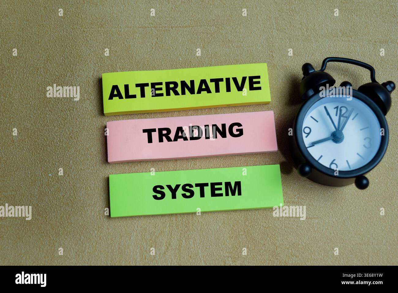 Concetto di sistema di trading alternativo scrivere su note adesive isolate su un tavolo di legno. Per sedi non di cambio e finanziarie Foto Stock