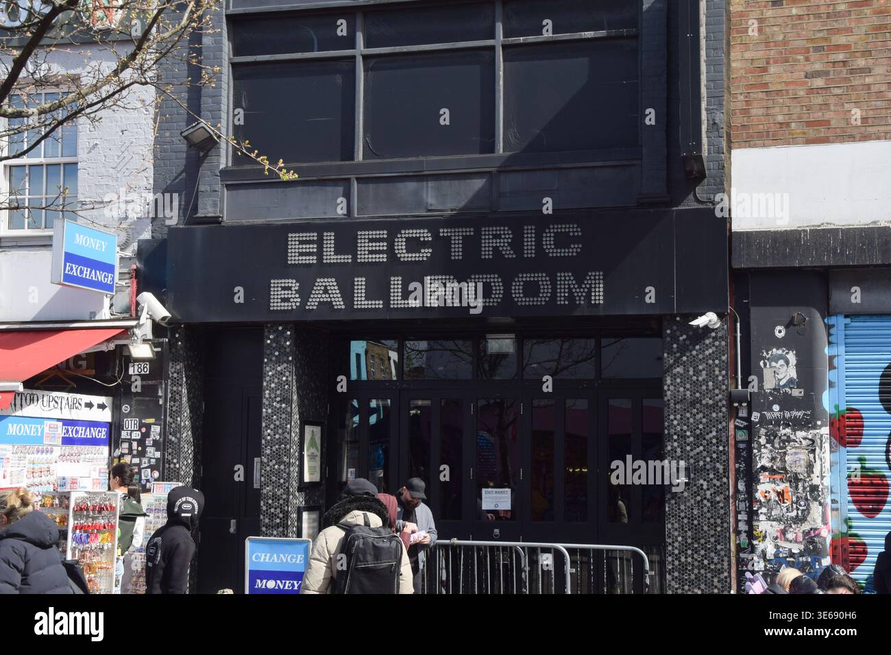 Londra, Regno Unito. 5 aprile 2026. Vista esterna diurna della sala da ballo elettrica, locale con musica dal vivo e nightclub di Camden. Credito: Vuk Valcic/Alamy Foto Stock
