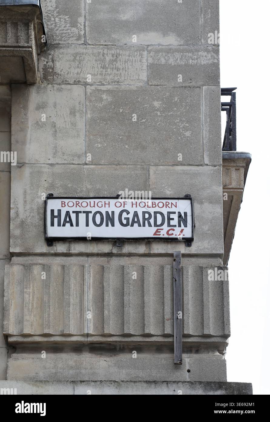 Cartello stradale per l'Hatton Garden di Londra, famoso per essere il cuore del commercio di gioielli londinese. Foto Stock