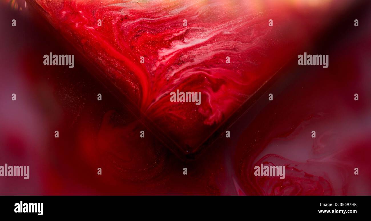 Versamento di vernice. Angolo cubo di vetro. Sfocatura rosso rosa viola texture geometrica goccioline vibranti su sfondo artistico astratto e vibrante. Foto Stock