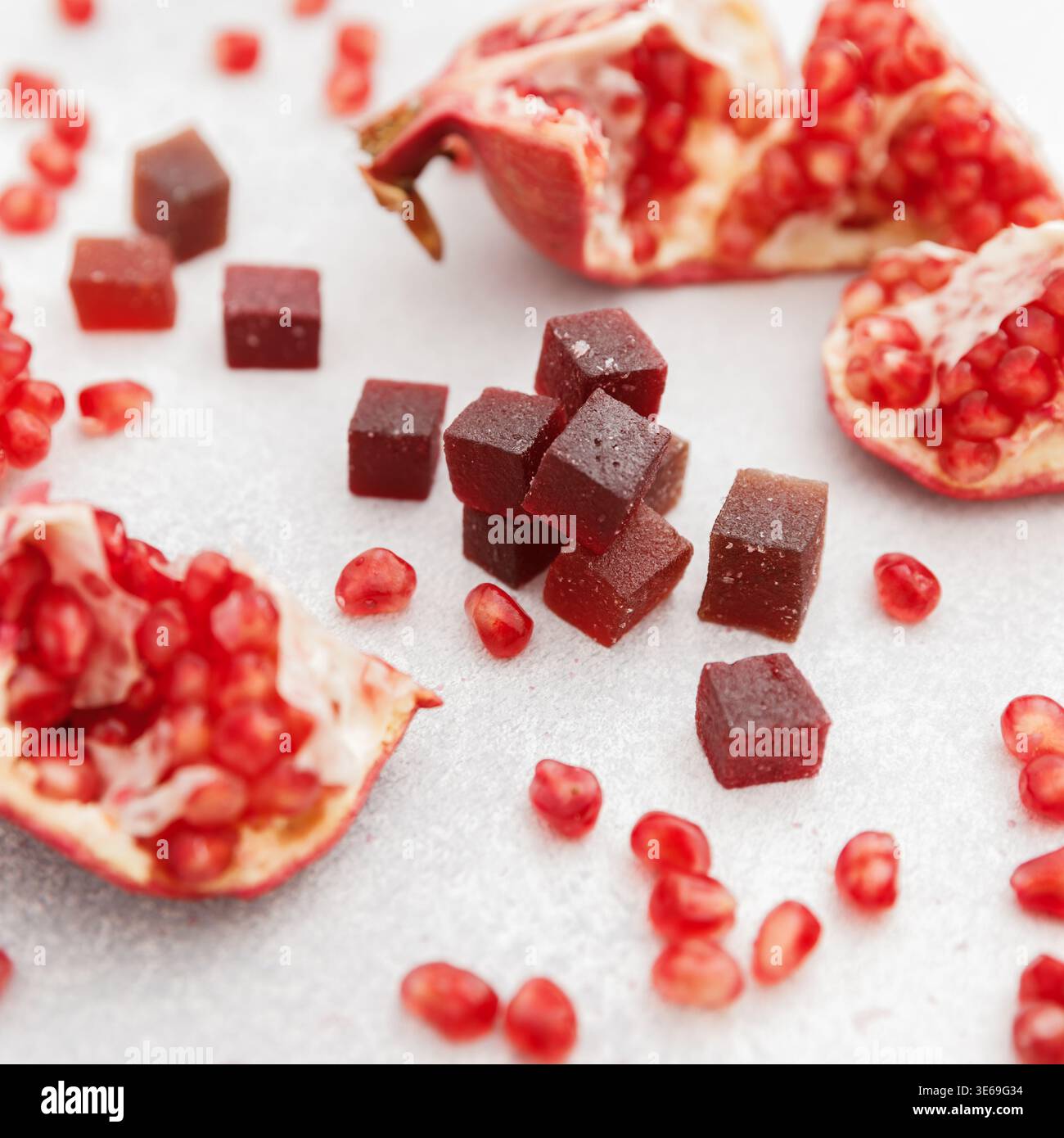 Gelatina di frutta candita fatta in casa con melagrana su bianco. Caramelle marmellate Foto Stock