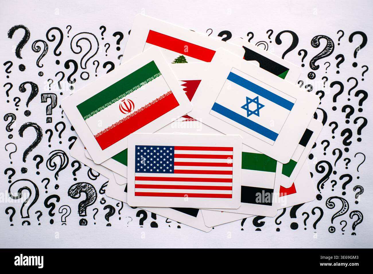 Le bandiere nazionali di Stati Uniti, Israele, Iran e Libano giacciono su carta con punti interrogativi. Incertezza sulla sicurezza globale, futuro di Foto Stock