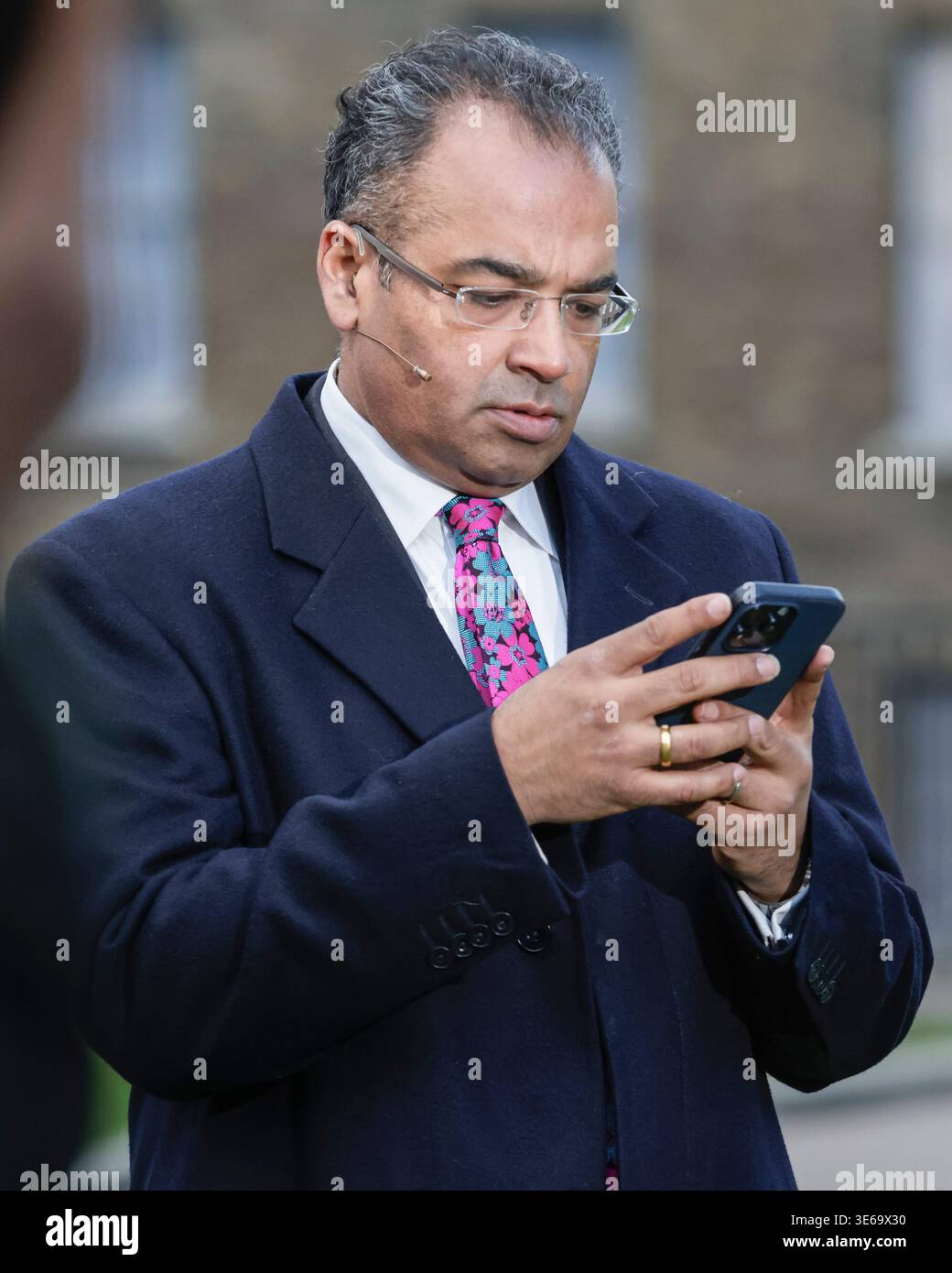 Krishnan Guru-Murthy, giornalista britannico, conduttore di notizie televisive e presentatore di Channel 4 News, Westminster, Londra, Regno Unito Foto Stock