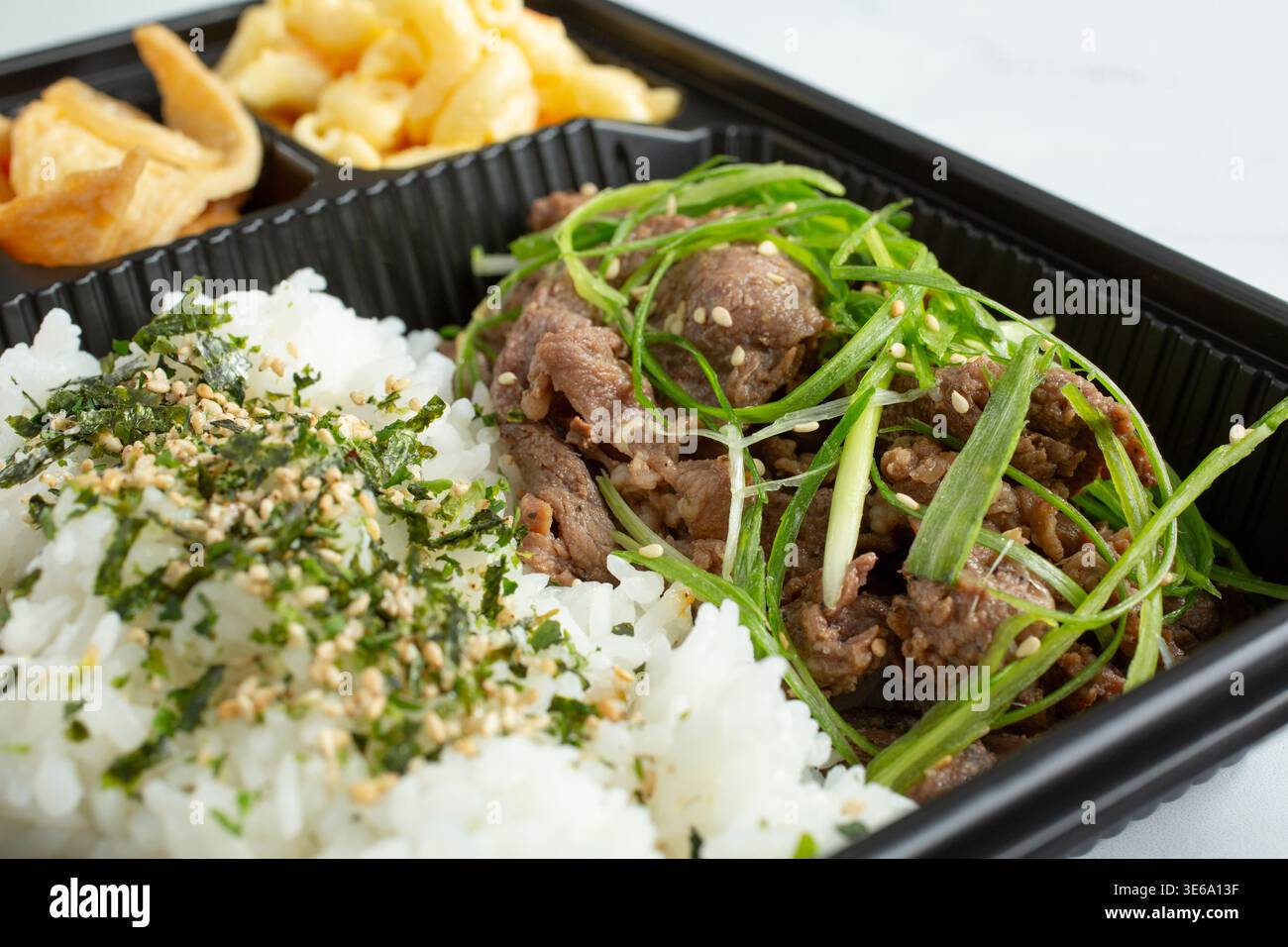 Vista ravvicinata di una scatola bento di manzo bulgogi. Foto Stock