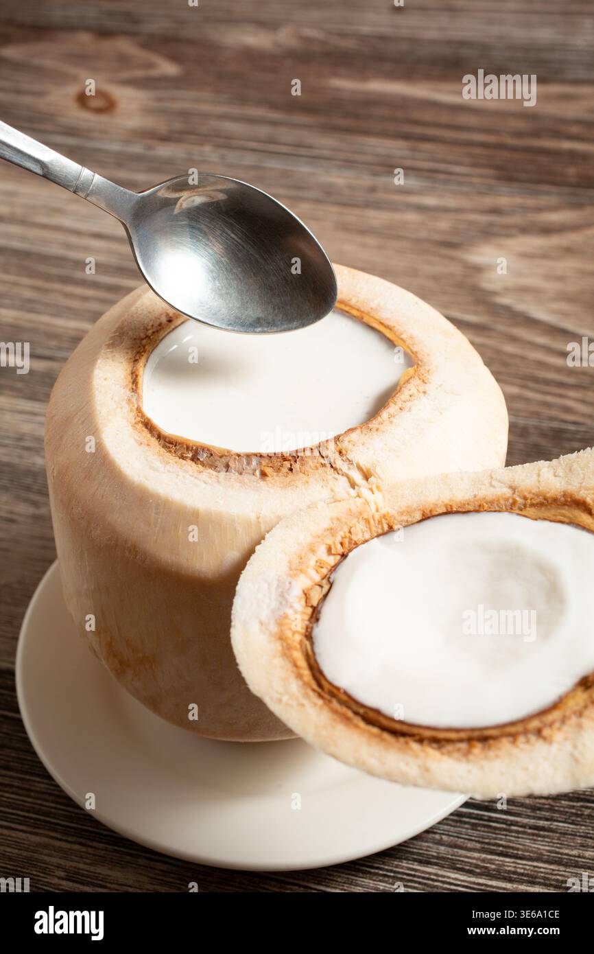 Una vista di un dessert in gelatina di cocco in una giovane noce di cocco. Foto Stock