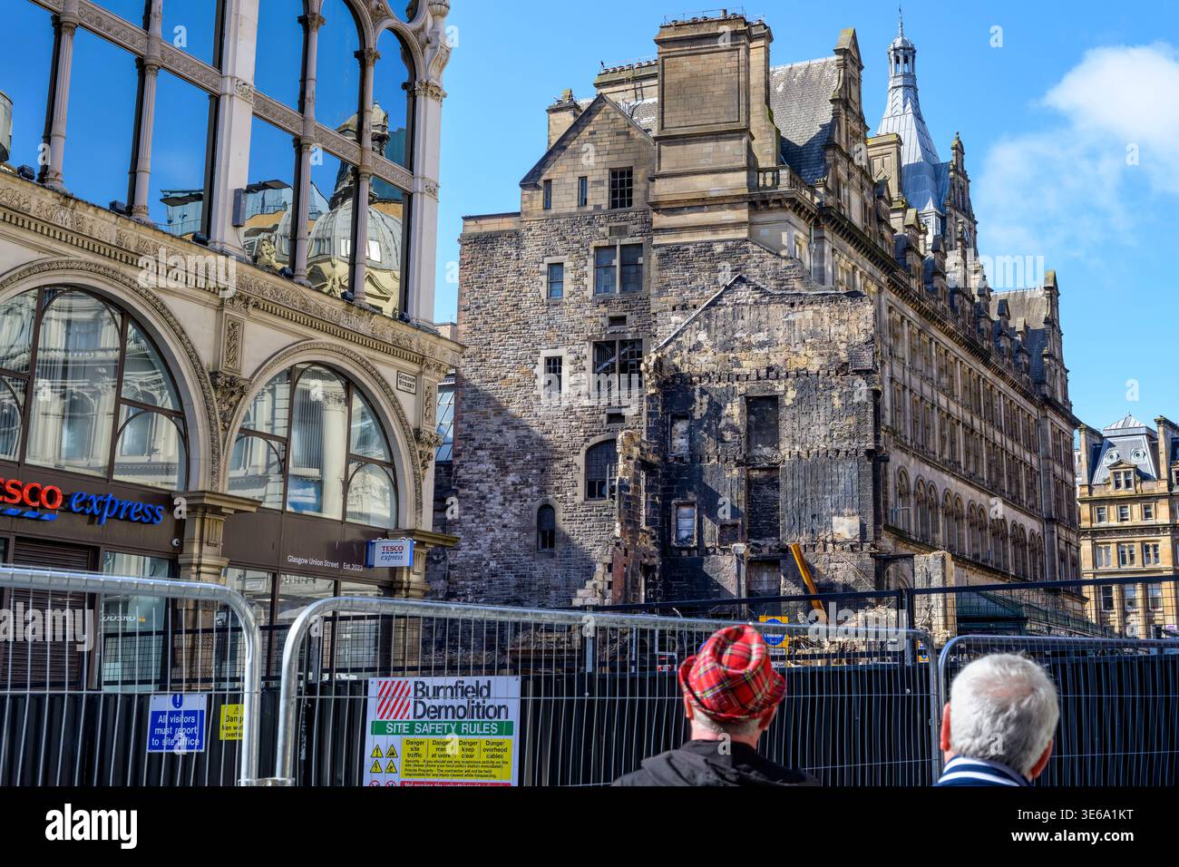 Le persone che guardano la parte demolirono l'edificio Union Corner dopo l'incendio, Renfield Street, Glasgow, Scozia, Regno Unito Foto Stock