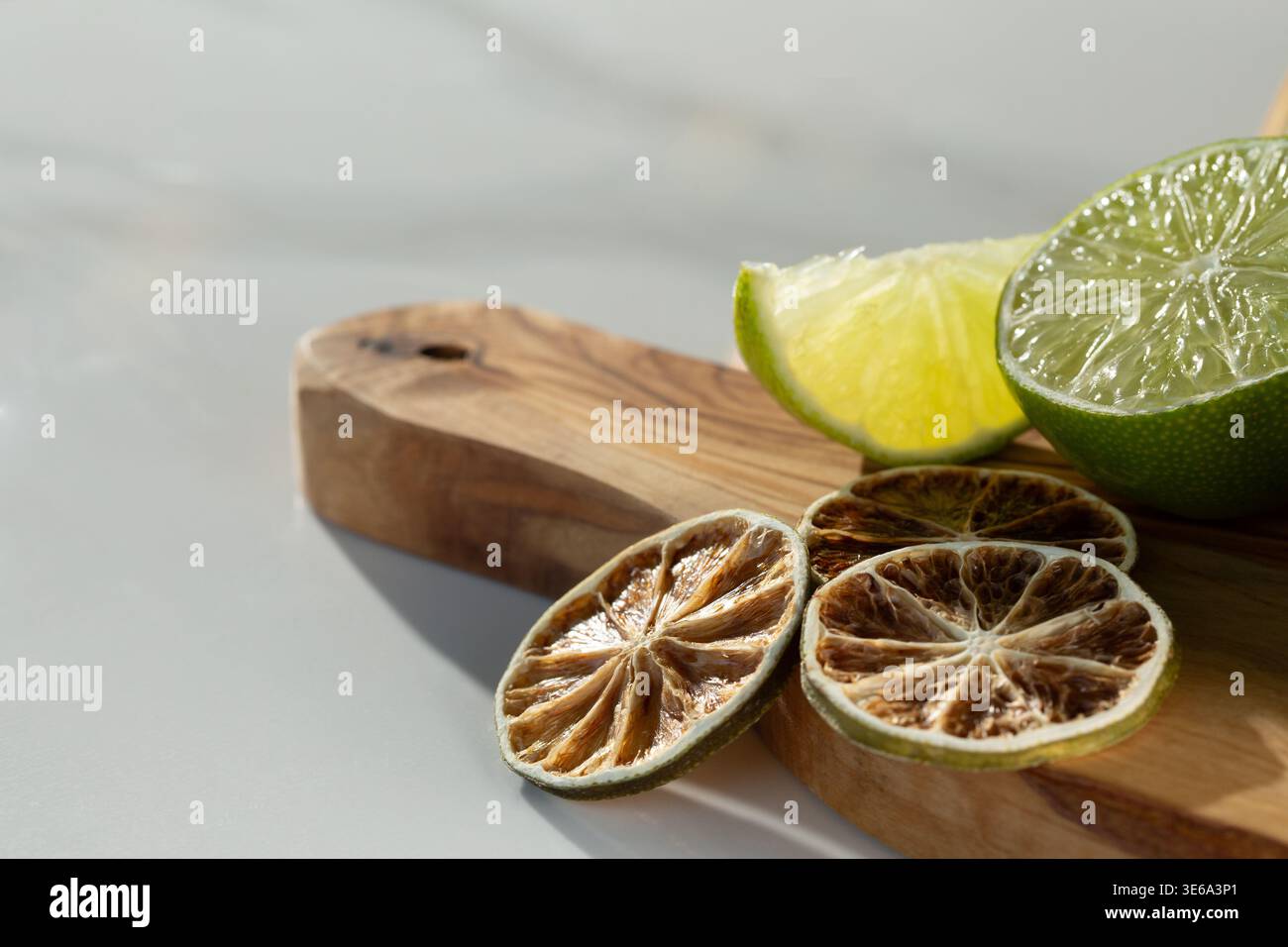 Vista di alcuni limoni freschi tagliati a fette e di alcune fette di lime essiccato. Foto Stock