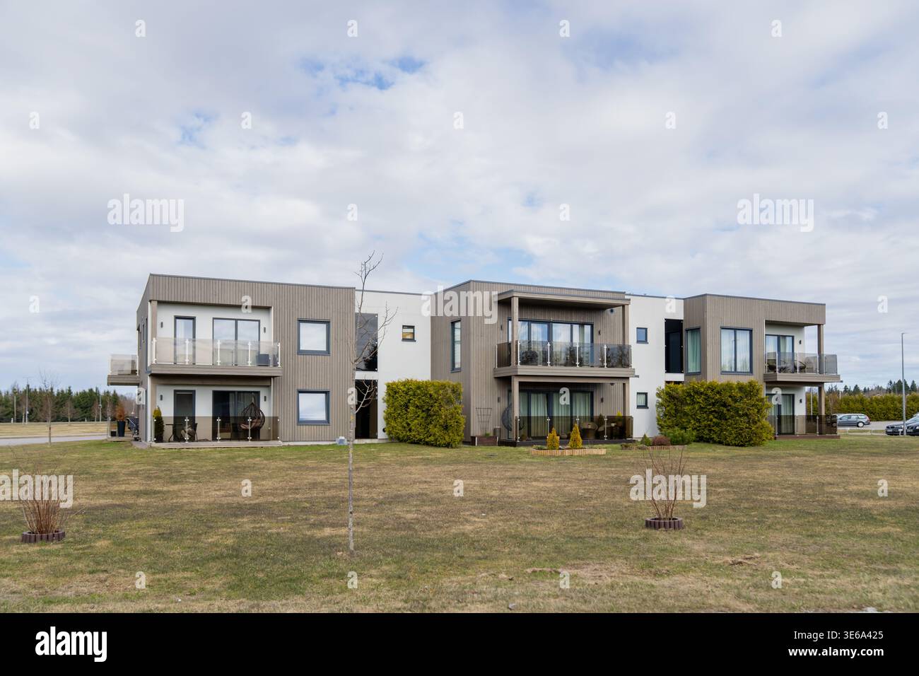 Complesso residenziale contemporaneo di appartamenti con balconi e spazio verde aperto, che illustra il design moderno degli alloggi e lo sviluppo immobiliare suburbano Foto Stock