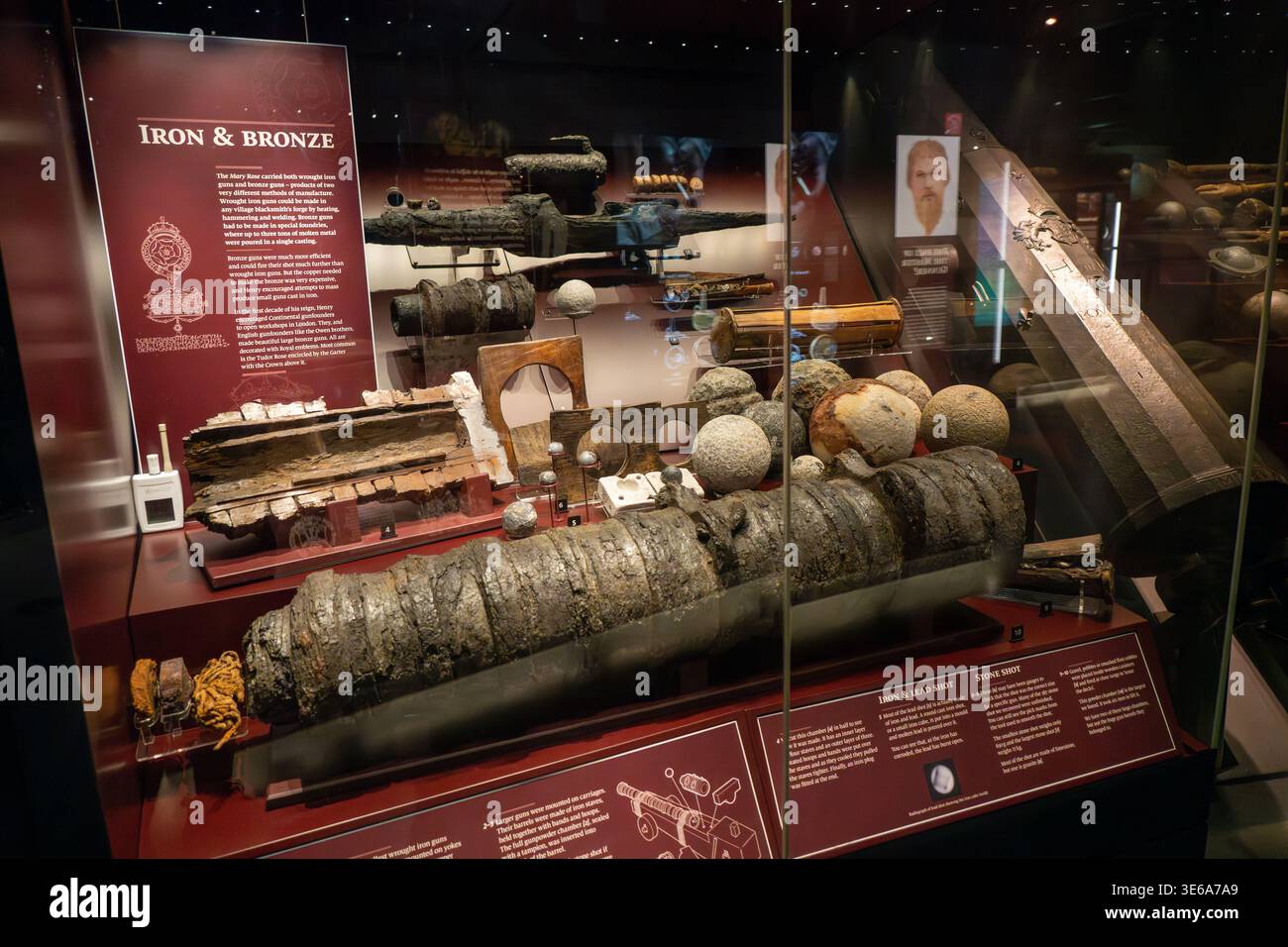 Portsmouth, Regno Unito - 12 aprile 24: Armi in ferro e bronzo e manufatti di artiglieria esposti in una cassa museale al Mary Rose Museum di Portsmouth, Inghilterra. Foto Stock
