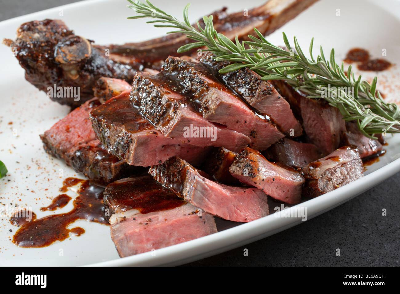 Vista di una bistecca di tomahawk affettata. Foto Stock