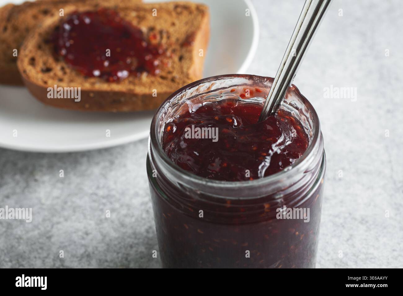 Vista ravvicinata di un vaso di conserve di lamponi. Foto Stock