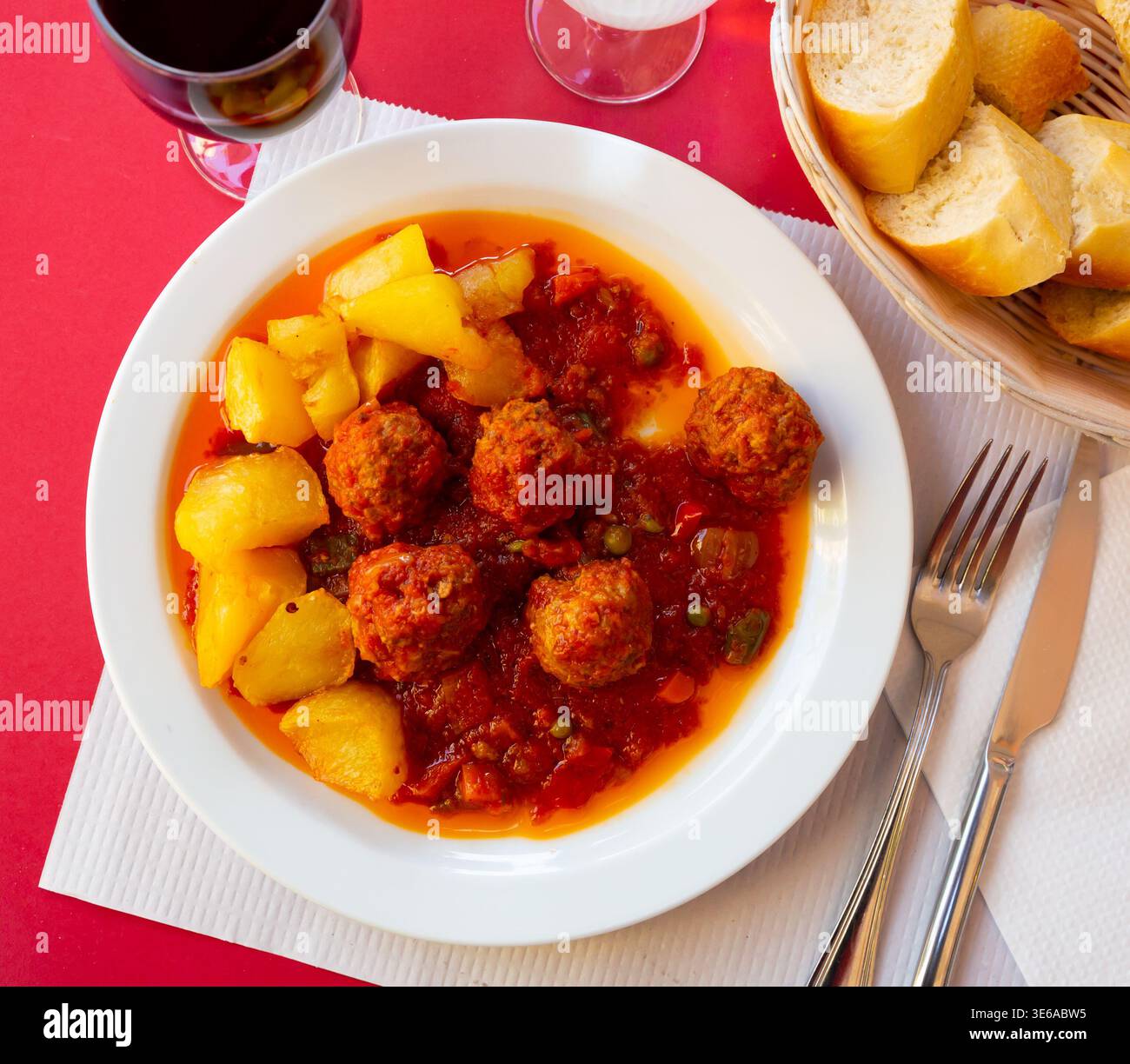 Polpette di albondigas con salsa vegetale e contorno di patate Foto Stock