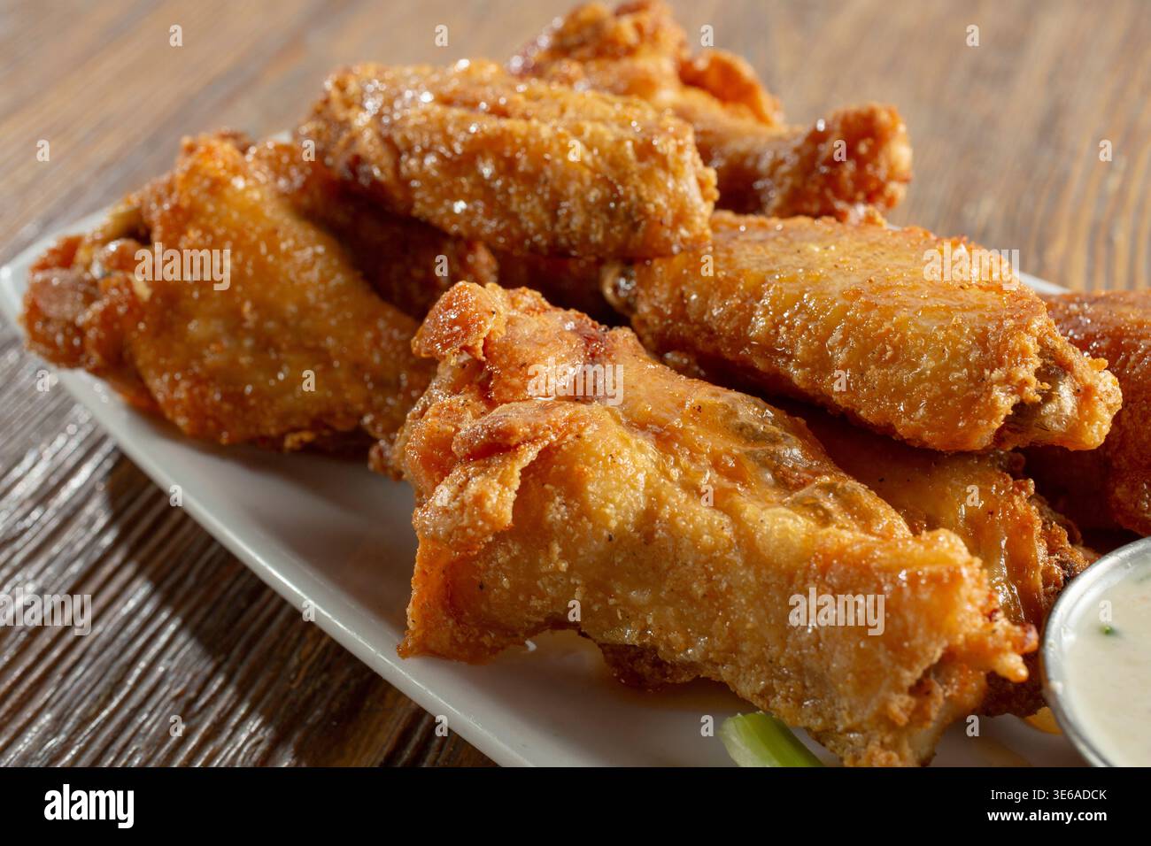 Vista di un piatto di ali di pollo fritte. Foto Stock