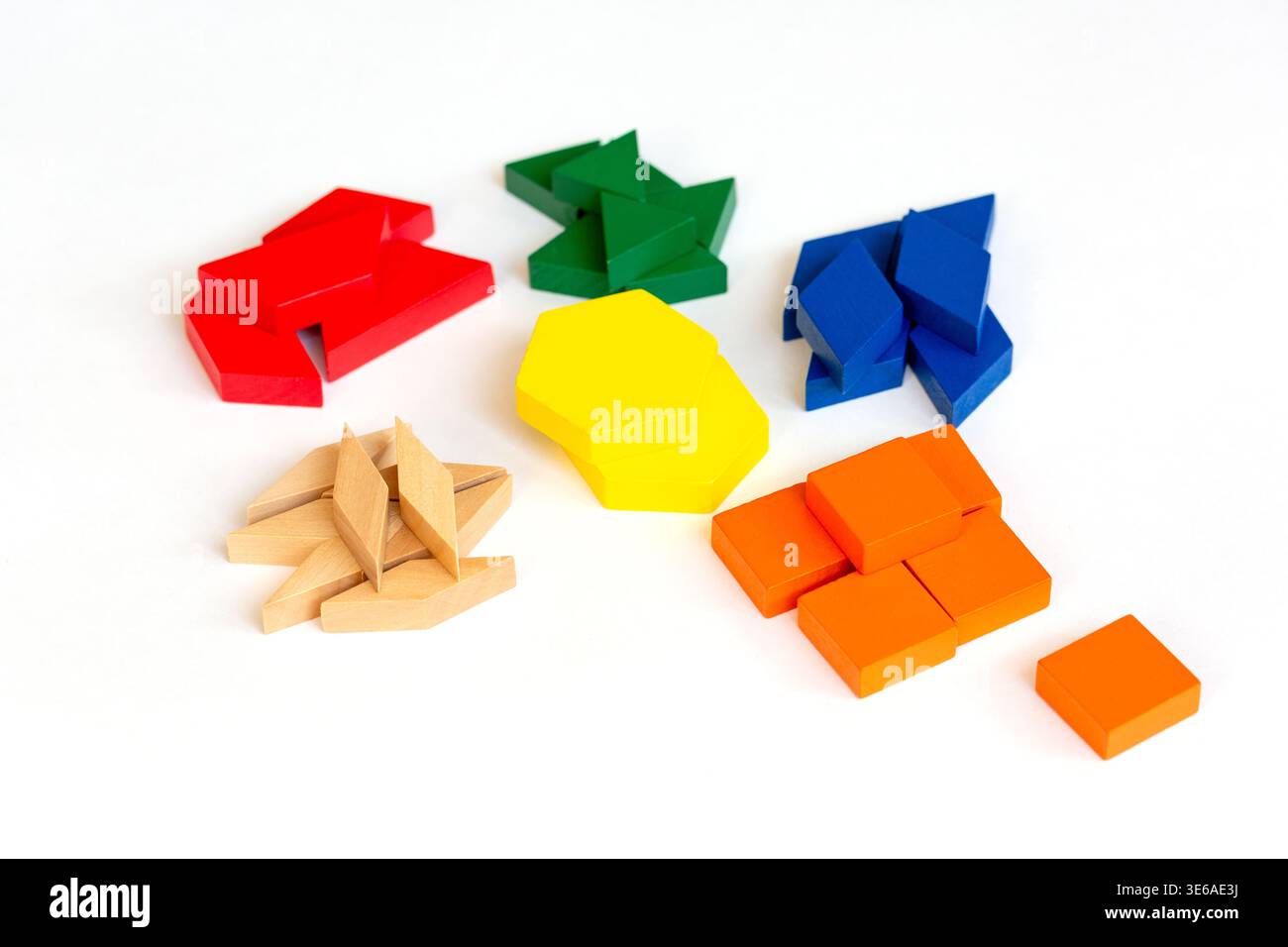 Forme geometriche colorate in vari colori, tra cui rosso, blu, verde, giallo e arancione disposte su sfondo bianco per scopi didattici o creativi Foto Stock