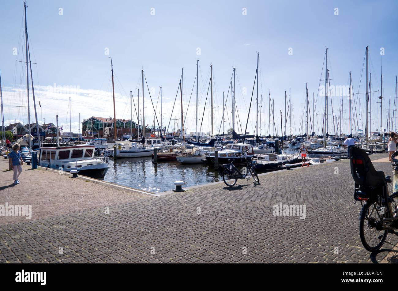 Marina di Urk, Paesi Bassi, con barche e pista ciclabile, clima soleggiato, perfetta per andare in bicicletta e in barca a vela Foto Stock