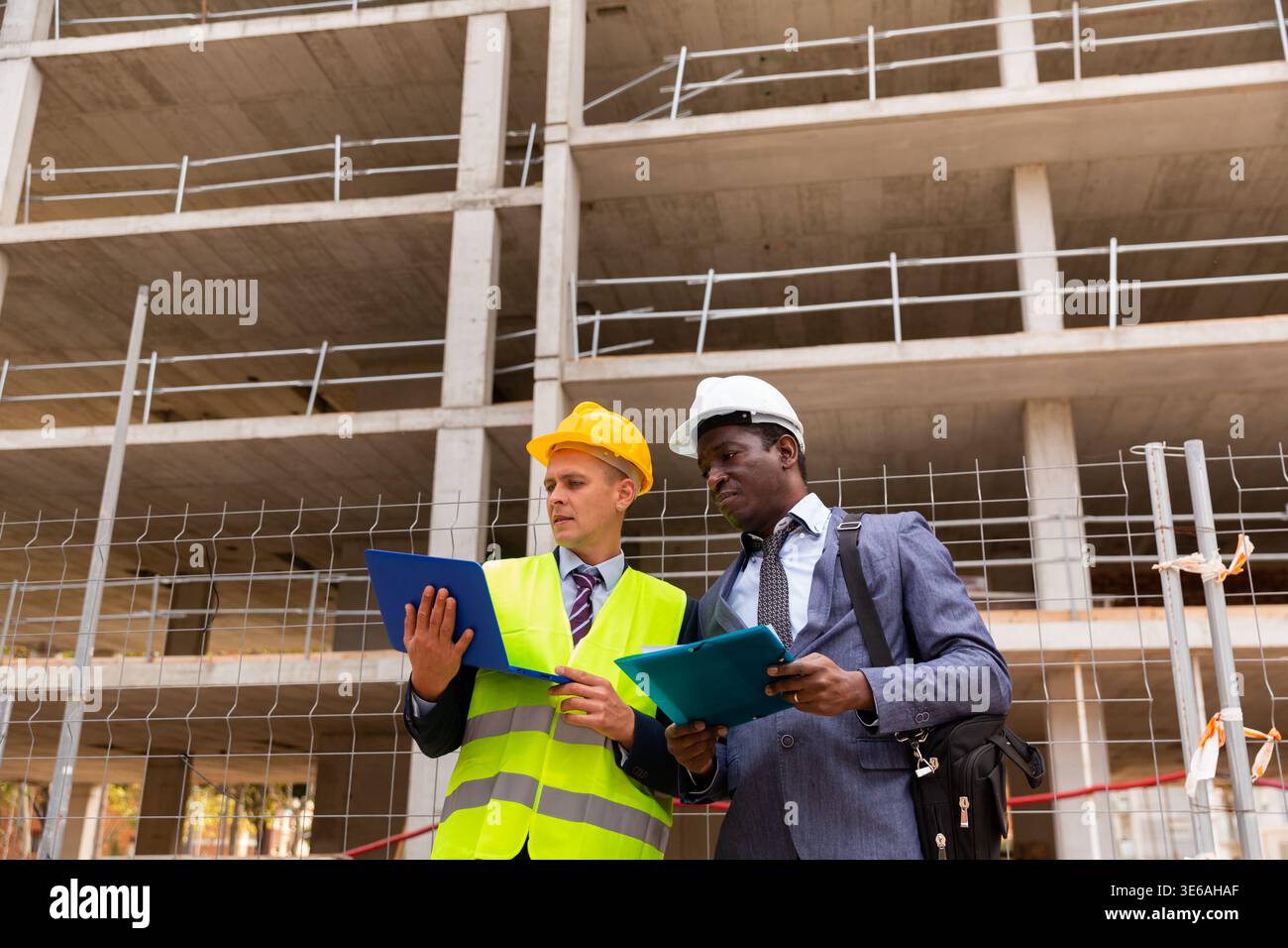 Costruttore e architetto che discutono di costruzione Foto Stock