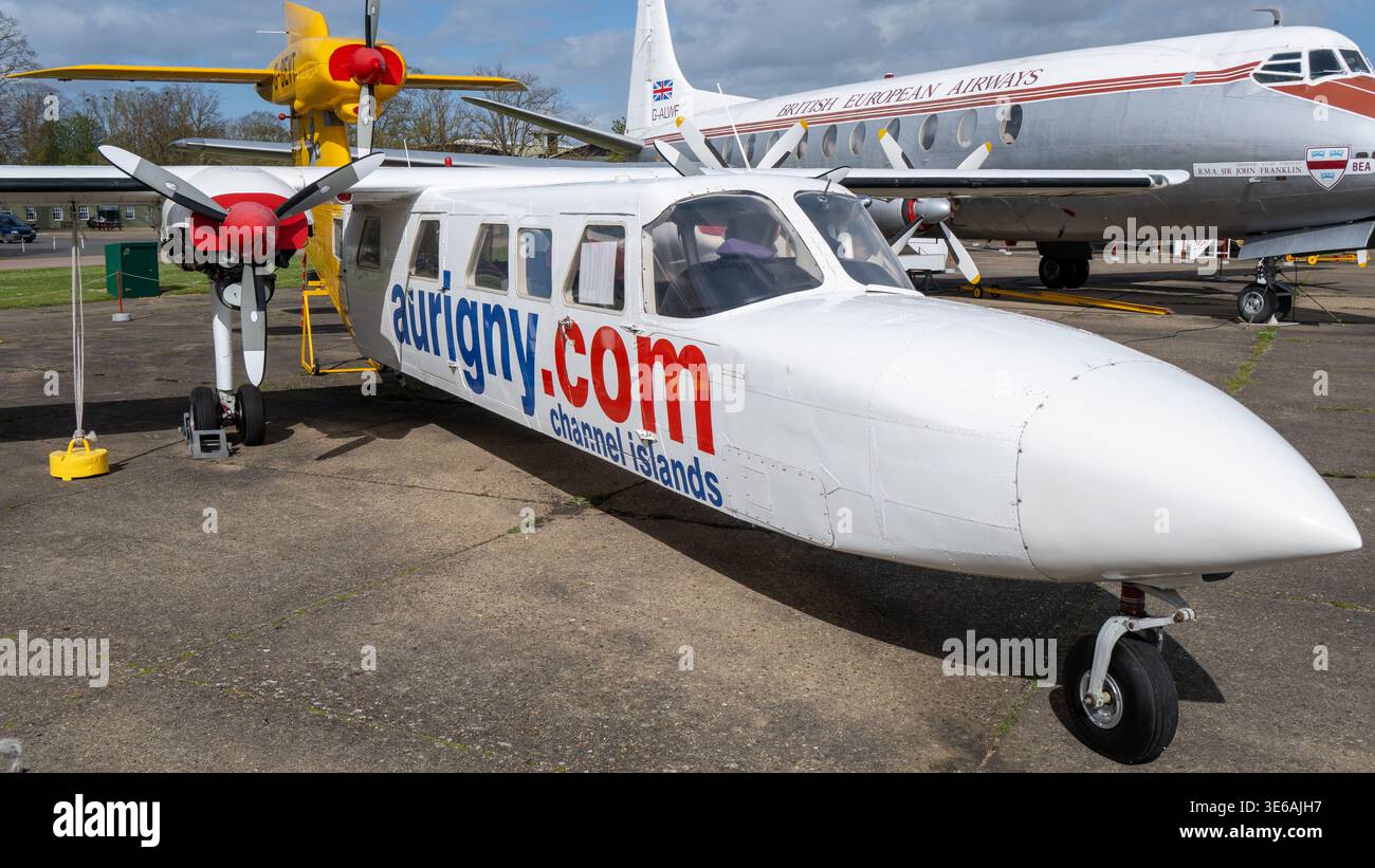 Cambridge, Regno Unito - 7 aprile 24: Piccoli aeromobili passeggeri con marchio Aurigny Channel Islands esposti all'aperto presso IWM Duxford, Cambridgeshire, Inghilterra. Foto Stock