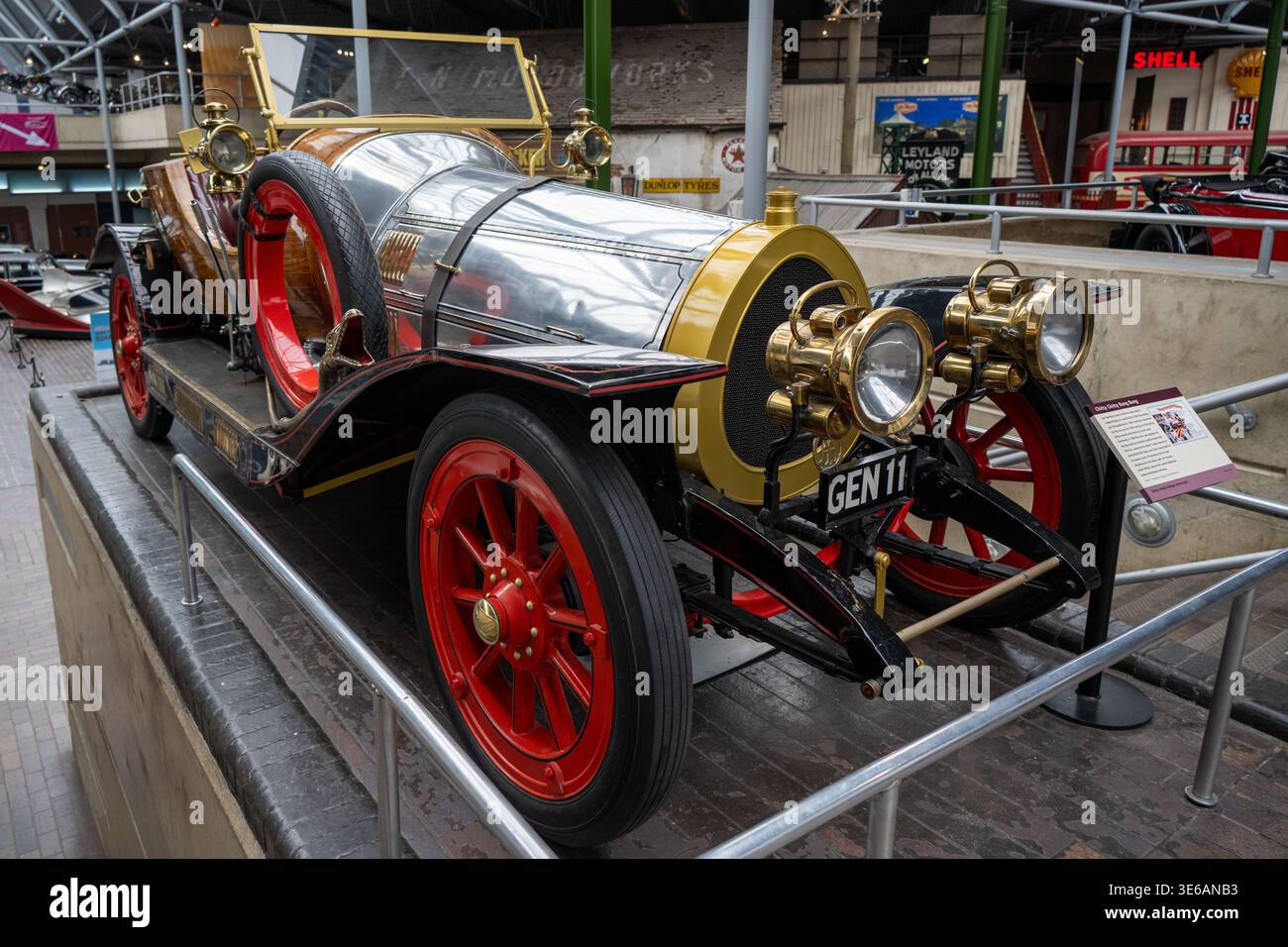 Beaulieu, Regno Unito - 12 aprile 24: Tour Daimler all'inizio del XX secolo esposto al National Motor Museum di Beaulieu, Hampshire, Inghilterra. Foto Stock