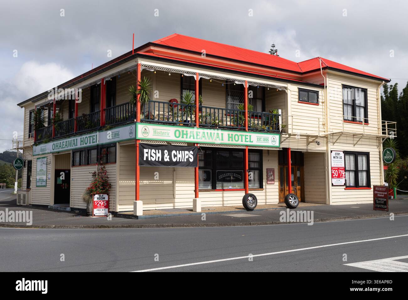 Hotel storico di Ohaeawai con cartello fish and chips, Ohaeawai, Northland, North Island, nuova Zelanda Foto Stock