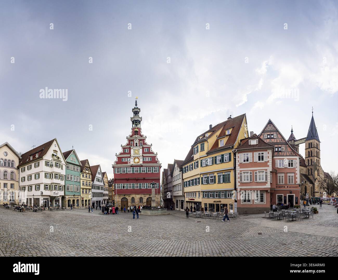 Vista sulla città di Esslingen am Neckar. Vecchio Municipio nella città vecchia con Piazza del Municipio, Rathausplatz, Rathausplatz. Chiesa cittadina di St. Dionys. Esslingen, Foto Stock