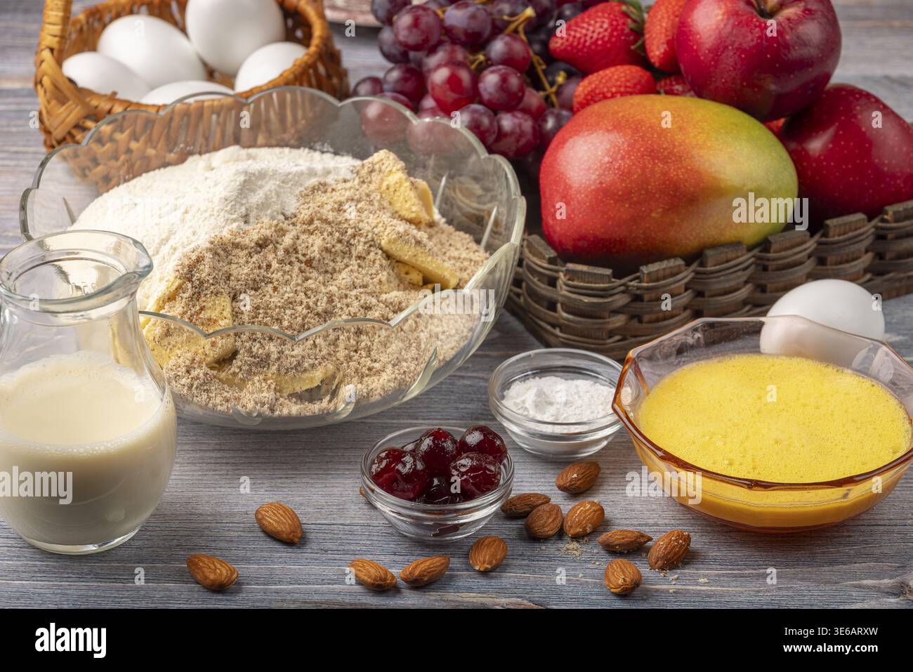 Ingredienti freschi e secchi per preparare la torta alla frutta Foto Stock