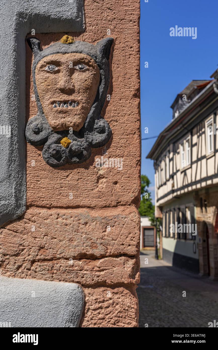 Testa di un diavolo su una facciata in arenaria, centro storico, Aschaffenburg, bassa Franconia, Baviera, Germania Foto Stock