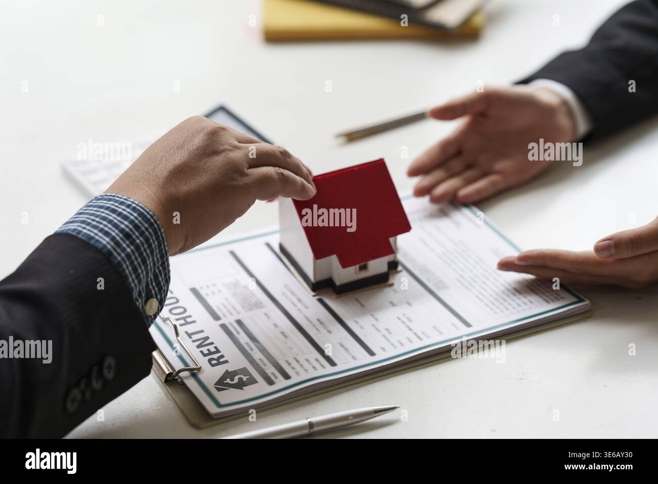 Chiudere un uomo d'affari o un agente che dà casa dopo aver firmato un accordo per comprare casa. Direttore di banca e concetto immobiliare Foto Stock