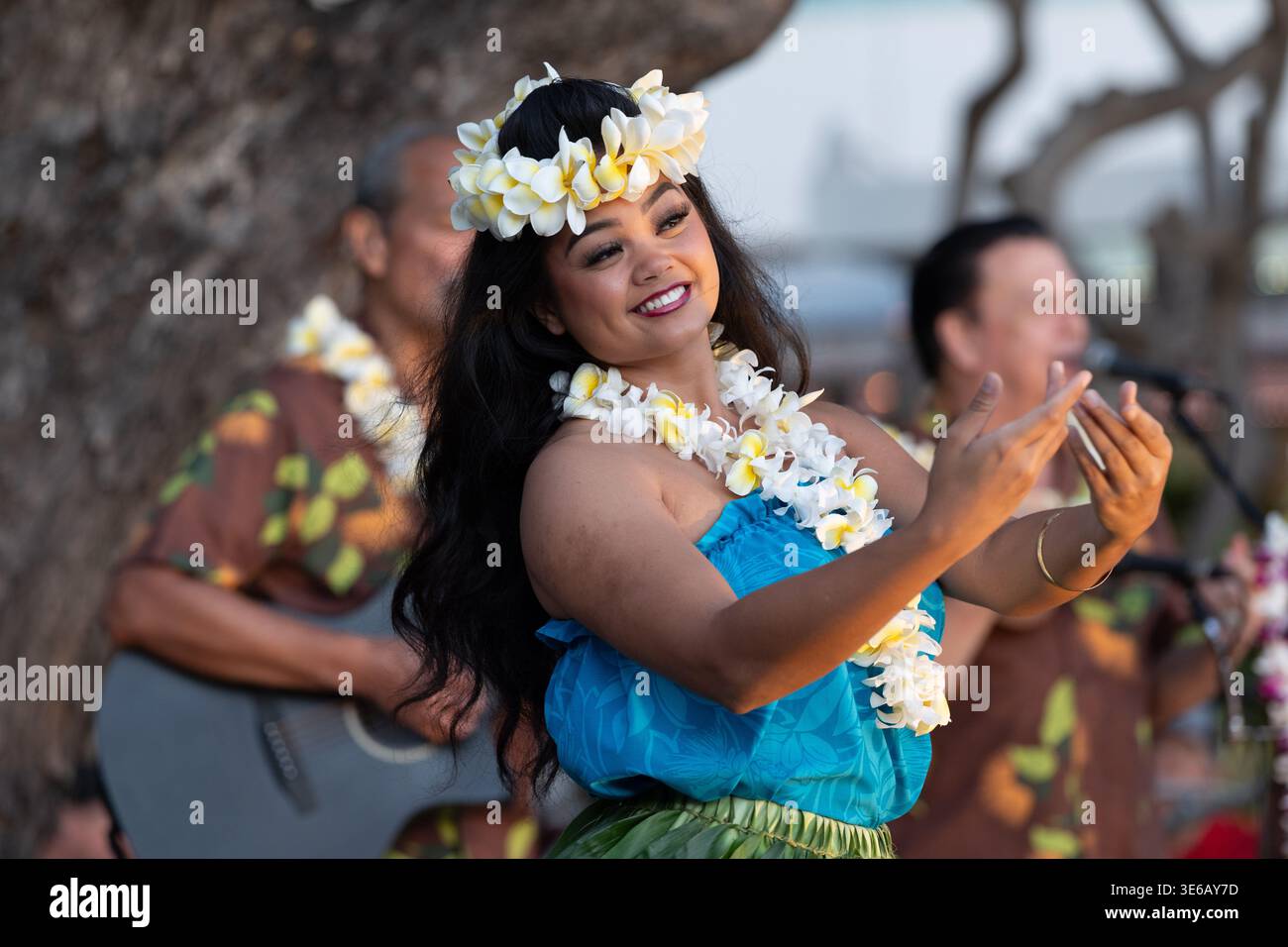La ballerina hula che indossa lei si esibisce con musica dal vivo a Waikiki, Oahu, Hawaii, USA Foto Stock