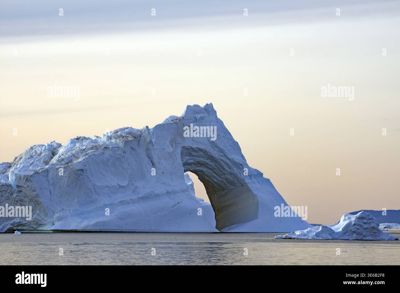 Grande iceberg in mare durante il sole di mezzanotte, paesaggi naturali tranquilli e suggestivi, Artico, disco Bay, Ilulissat, Groenlandia, Danimarca Foto Stock