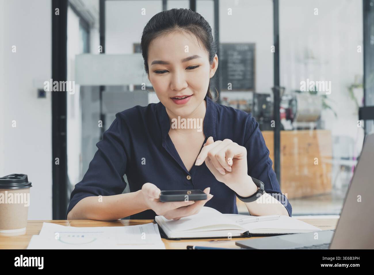Donna d'affari che fa KYC con l'applicazione di online banking per ottenere un conto di risparmio digitale. Concetto di sicurezza informatica Foto Stock