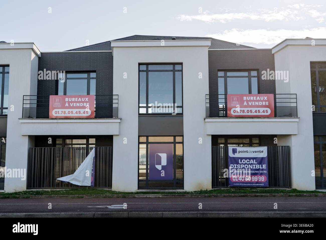 MONTIGNY, FRANCIA - 2 MARZO 2026: Edificio commerciale a Montigny, che offre in vendita unità per uffici e al dettaglio, in locali commerciali vacanti Foto Stock