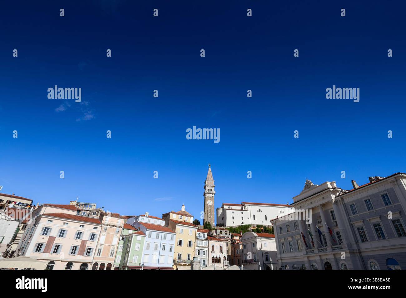 Vista panoramica di Piazza Tartini a Pirano, Slovenia, con il campanile e la chiesa parrocchiale di San Giorgio che si innalzano sopra il centro storico Foto Stock