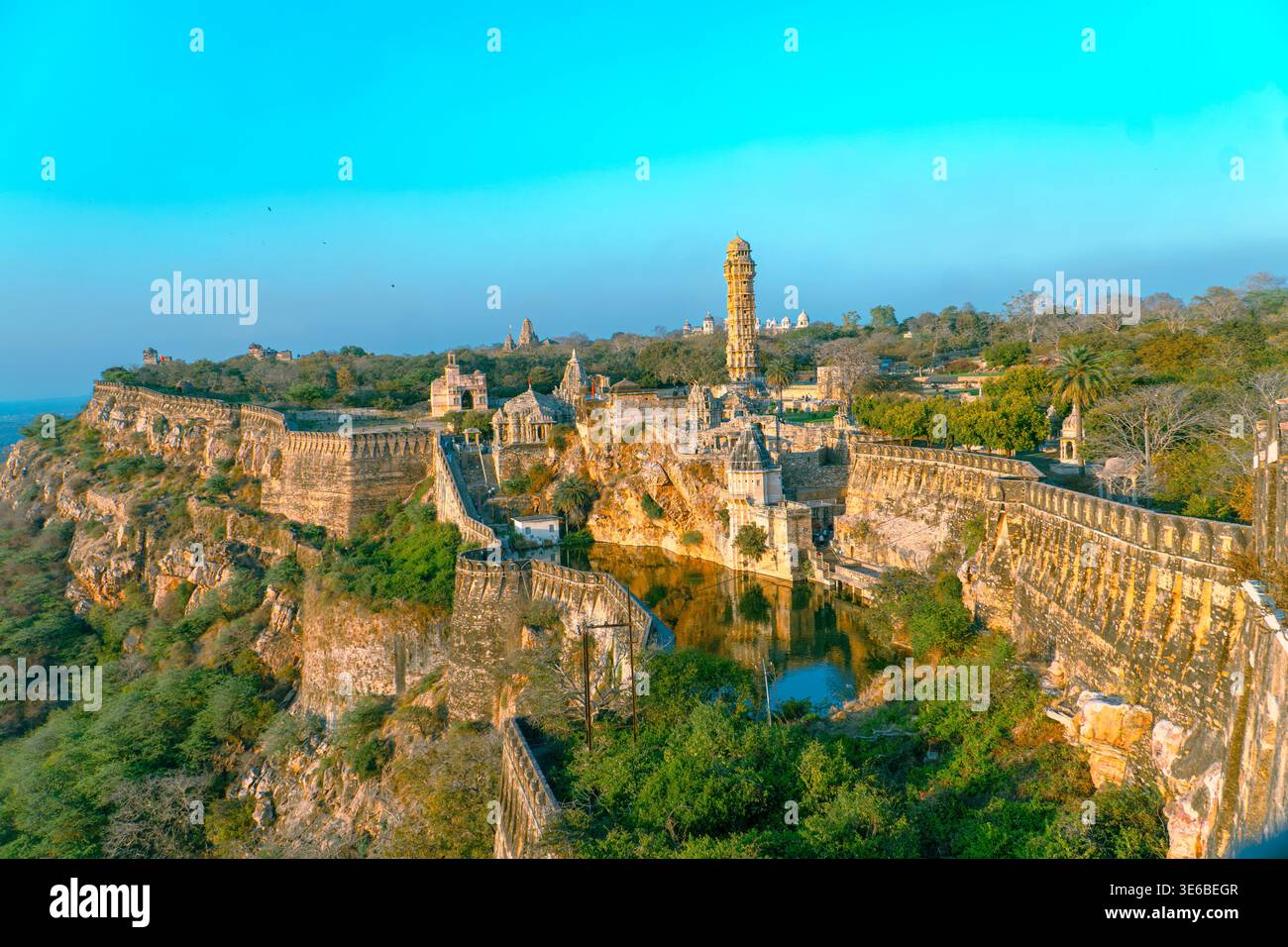 Vista panoramica del forte di Chittorgarh con Vijay Stambh e l'architettura storica del Rajasthan in India. Foto Stock